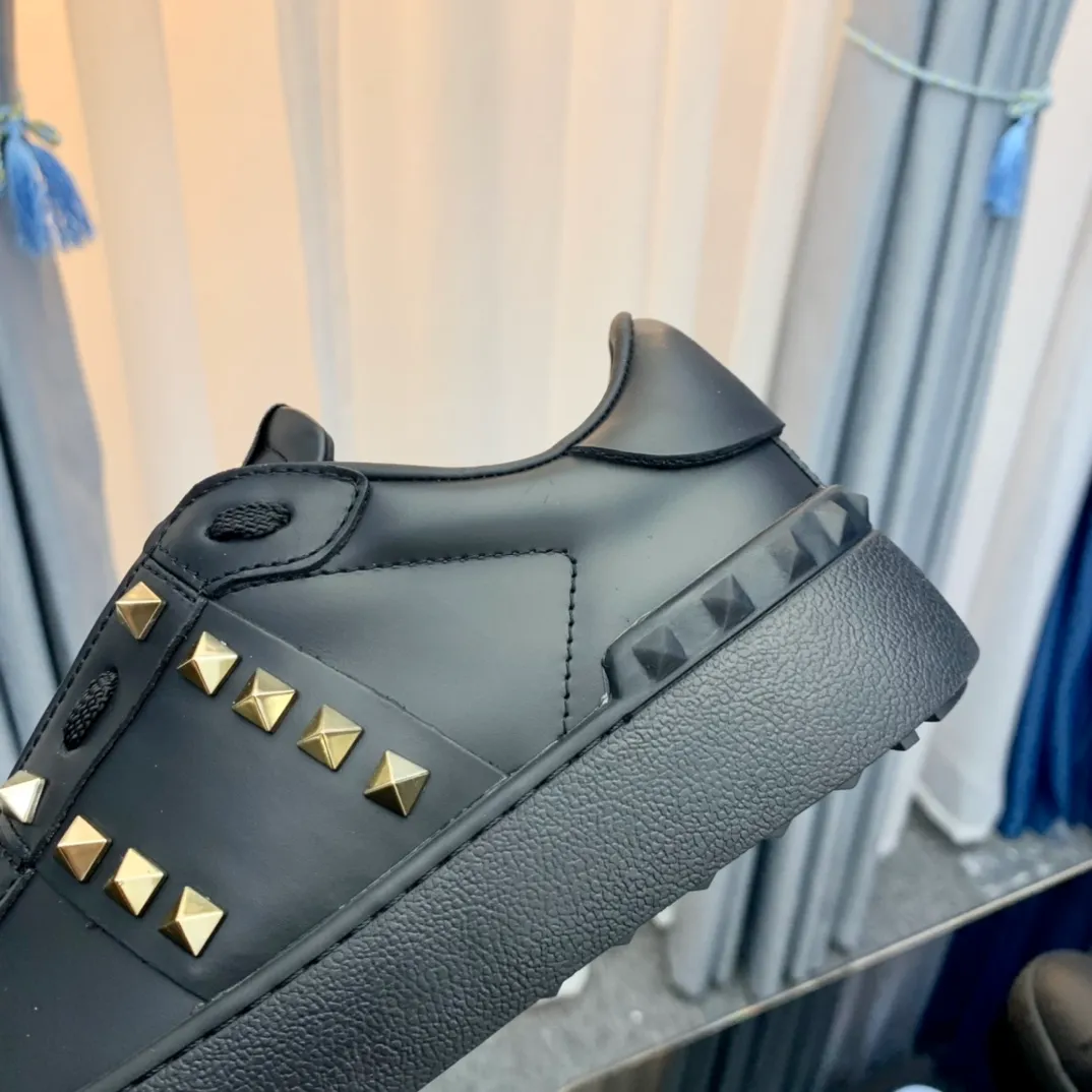 👟👟Ex-factory price 480👟👟 VALENTINO Valentino sneakers 21ss new letter sneakers white shoes lace-up sneakers Zhang Yixing's same rivet lace-up casual shoes sneakers The highest version on the market! All details are consistent with the original version. Buy the original 1:1 replica. Material: original imported pebbled cowhide with VT original webbing and 3D printed color pattern. Inner lining: imported cowhide lining and cowhide foot pads. Outsole: exclusive molded TPU wear-resistant outsole. Strap: with rubber texture VLTN LOGO. Insole: authentic rubber insole. Original packaging box and full set of original packaging. Size: 35-40 ( 41🉑️No return or exchange for customization) 38-44 (45🉑️No return or exchange for customization)